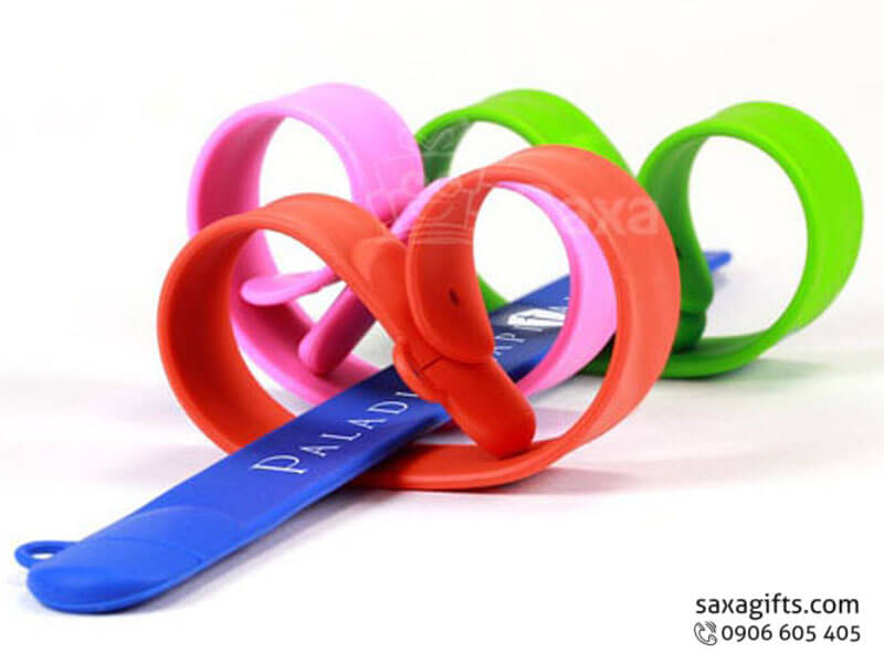 Rubber bracelet USB with metal core