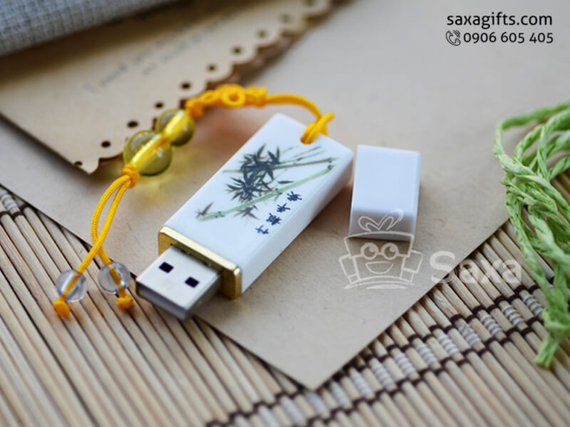 USB nhựa in logo nắp rời in cây trúc có khoen móc