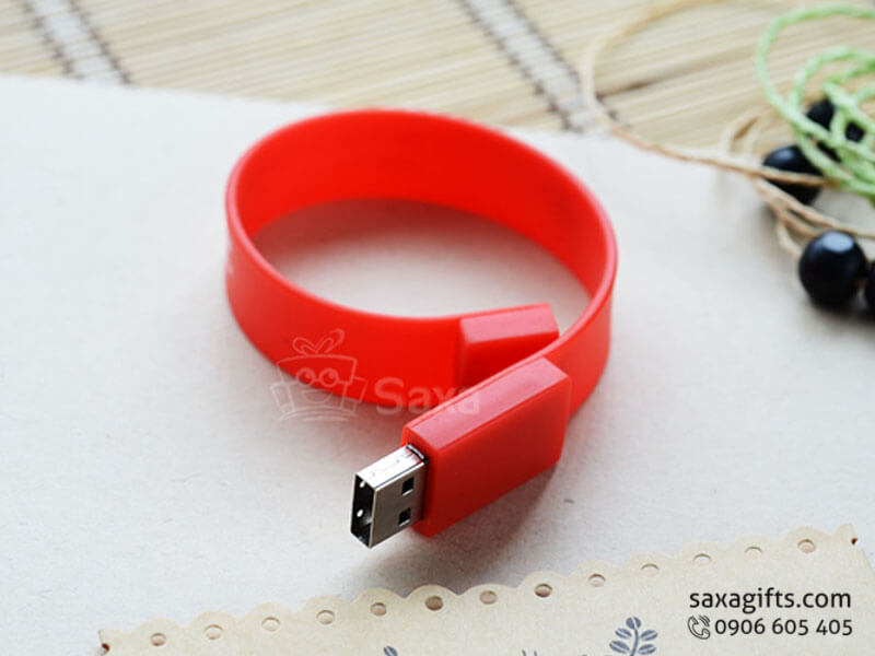 USB cao su nắp rời kiểu dáng vòng đeo tay (Rubber USB) kiểu dáng cao su đúc nguyên khối, khi đóng nắp usb sẽ trở thành chiếc vòng tay xinh xắn và cá tính.