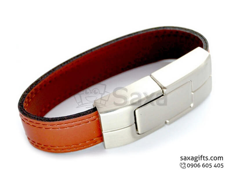 Leather USB with logo printed in an impressive bracelet