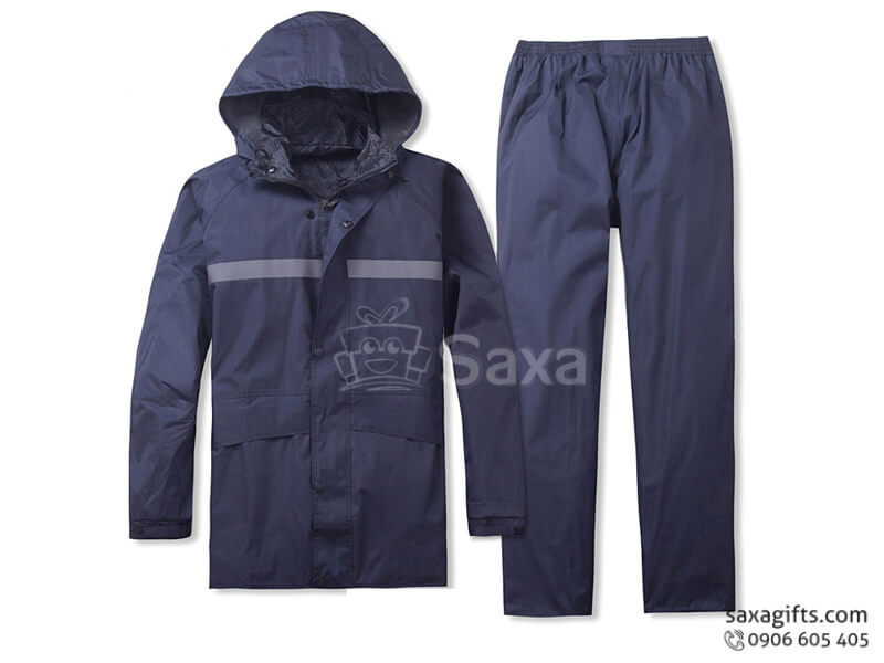 Rain gear with pocket and front highlight bar made from polyester