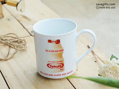 Ly sứ in logo Yakult hiệu CK nhập khẩu tay cầm hình dấu hỏi