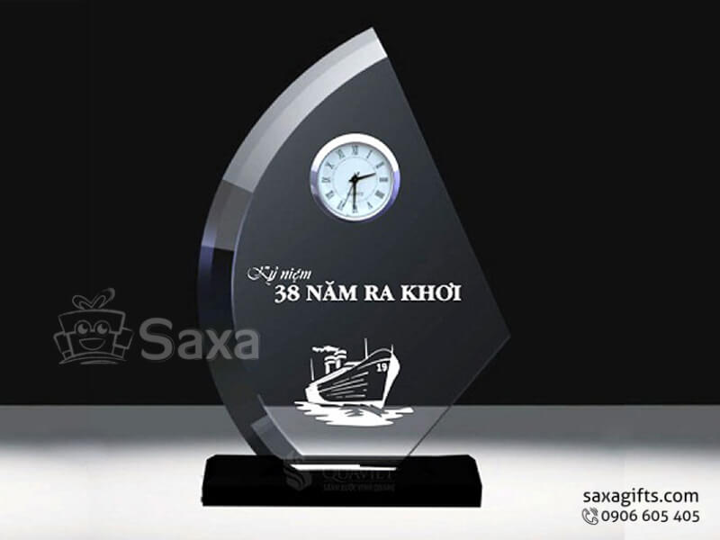 Crytal desk gift trophy with logo engraved and clock in sail shape