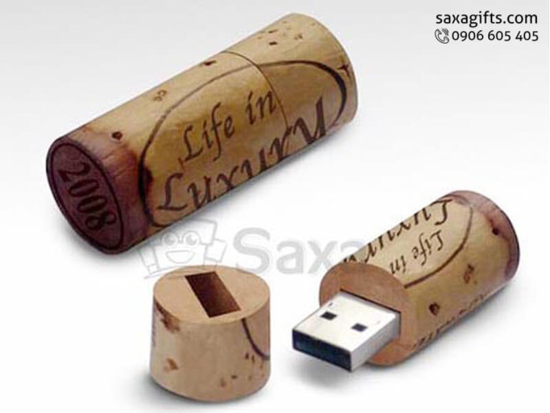 USB gỗ nắp rời kiểu dáng nút bần khắc logo trên lớp vỏ