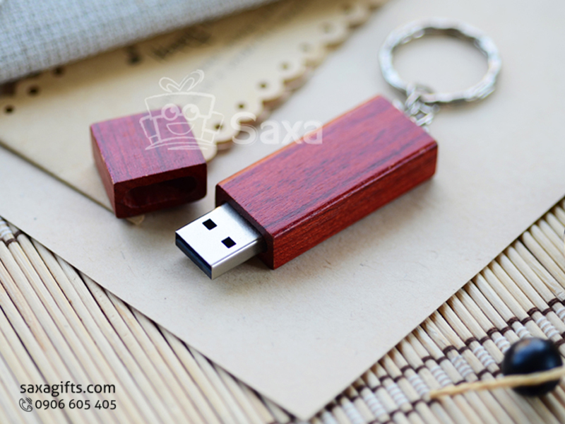 USB vỏ gỗ in logo móc khóa nắp rời gỗ màu đỏ đô