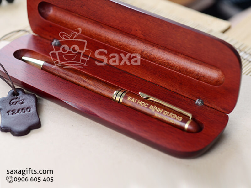 Bút ký gỗ in logo bằng gỗ maple nắp xoay màu đỏ