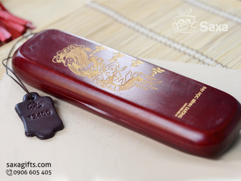 Bút ký gỗ in logo bằng gỗ maple nắp xoay màu đỏ