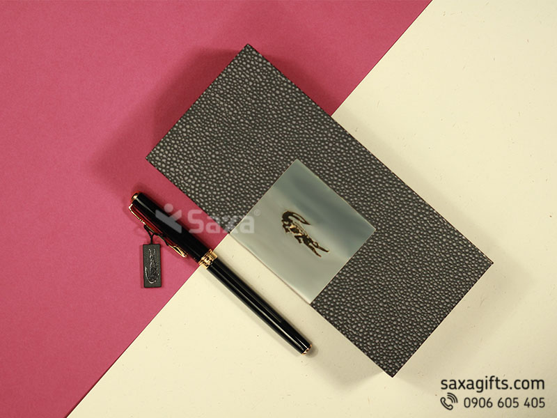 Bút ký kim loại in logo màu đen nắp rời hiệu Crocodile