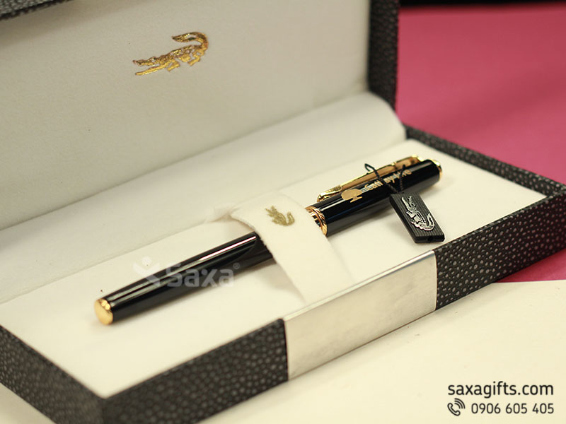 Bút ký kim loại in logo màu đen nắp rời hiệu Crocodile