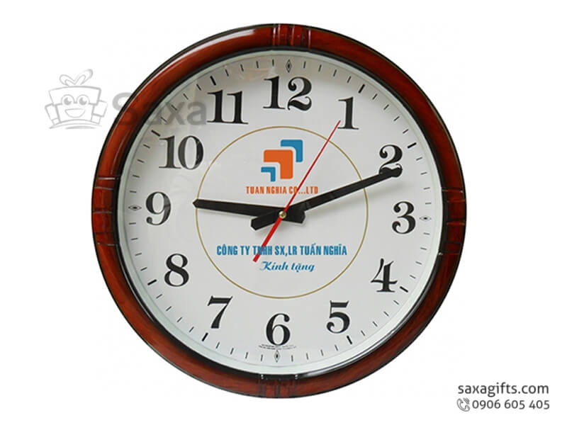 Đồng hồ treo tường in logo hình tròn chữ số mềm mại