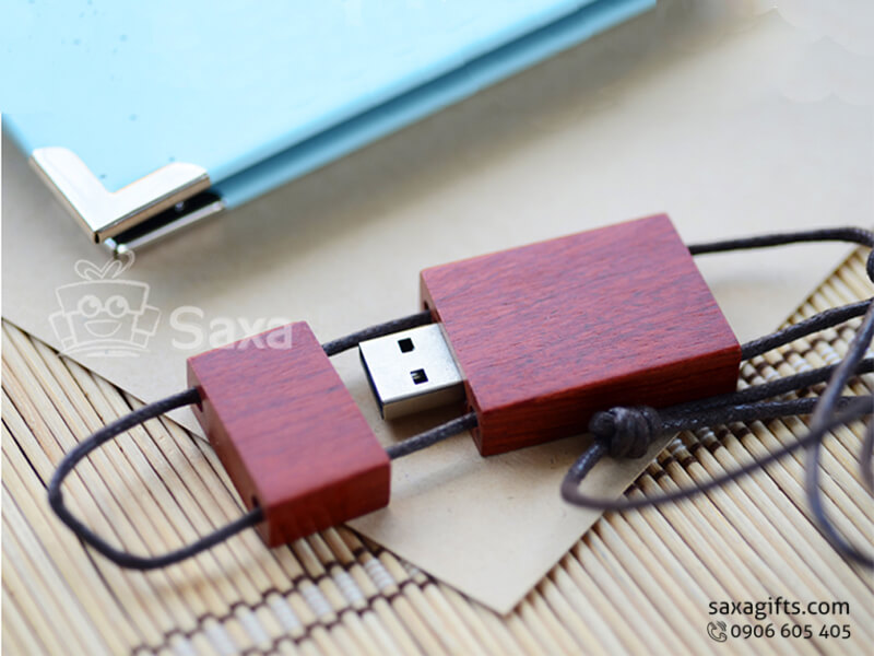 USB vỏ gỗ in logo nắp rời màu đỏ đô có dây đeo tiện dụng