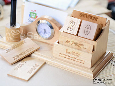 Quà để bàn gỗ in logo 3in1 gồm đồng hồ, lịch gỗ và chỗ cắm bút