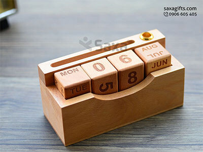 ​Quà để bàn gỗ in logo gồm: lịch gỗ + khe đựng namecard + cắm bút độc đáo