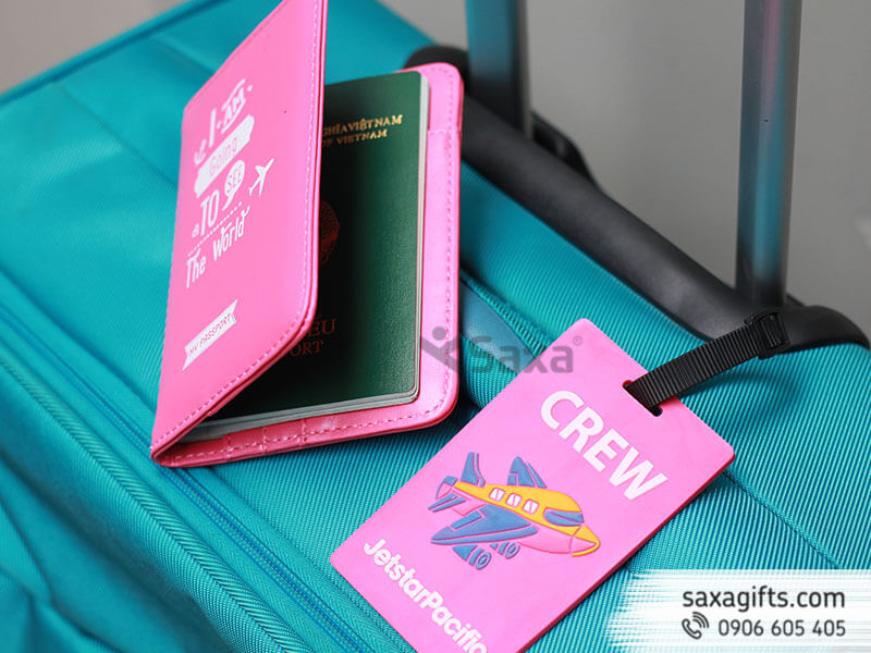 Bộ quà tặng: Ví passport giả da + Thẻ hành lý cao su màu hồng