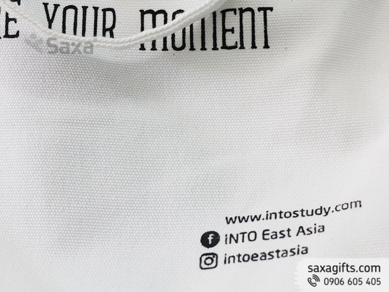 Túi xách vải canvas in logo Into Studio