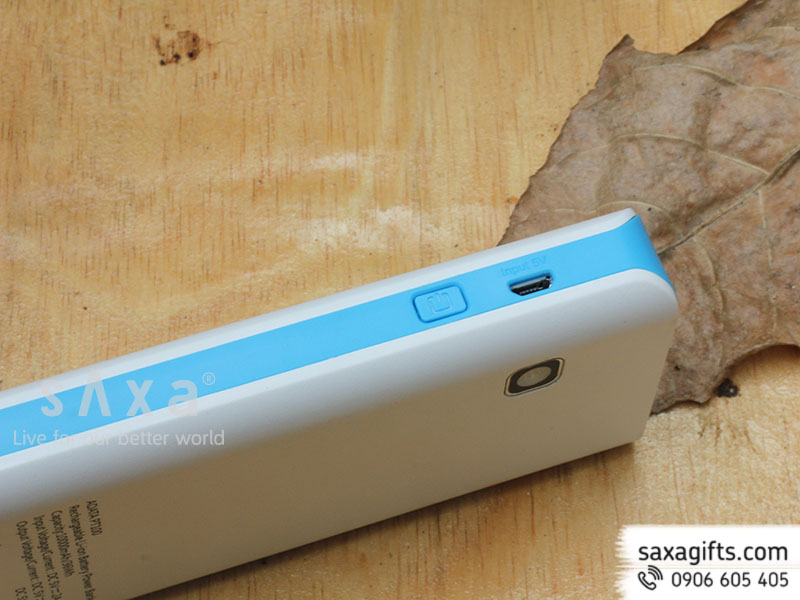 Pin sạc Adata có đèn pin chiếu sáng & đèn led hiển thị dung lượng