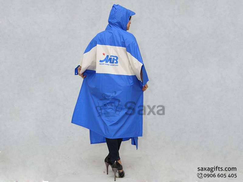 Áo mưa cánh dơi in logo vải nhựa phối 2 màu ở thân