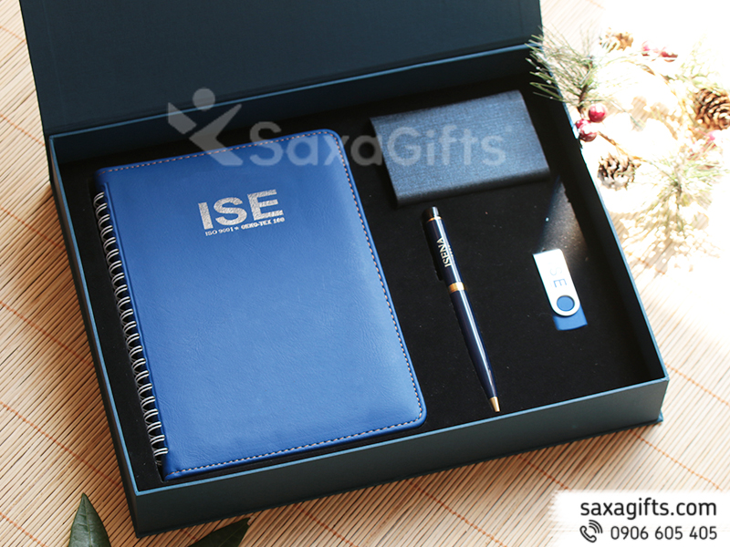 Bộ quà tặng: Sổ, USB, bút kim loại, Hộp Namecard - In logo ISE 