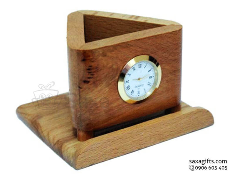 Quà để bàn gỗ in logo 2in1 gồm đồng hồ và lọ cắm bút hình tam giác