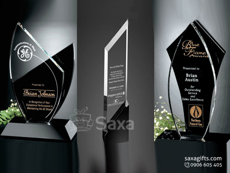 Kỷ niệm chương pha lê khắc logo hình con thiên nga đổ màu