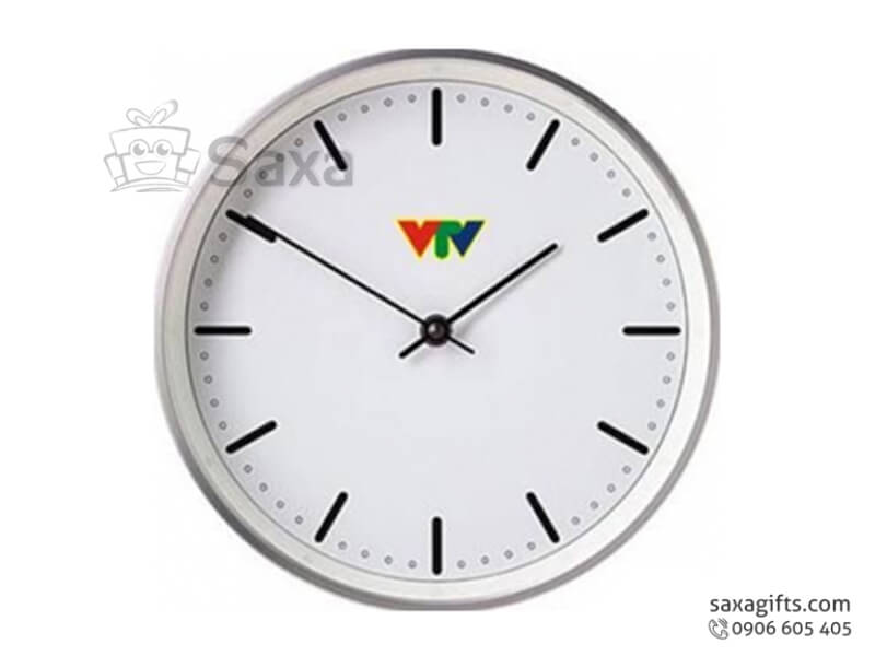 Đồng hồ treo tường in logo hình tròn vạch số tối giản của VTV