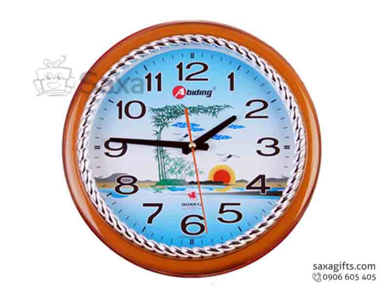Đồng hồ treo tường in logo hình tròn viền giả gỗ phối bạc cổ điển