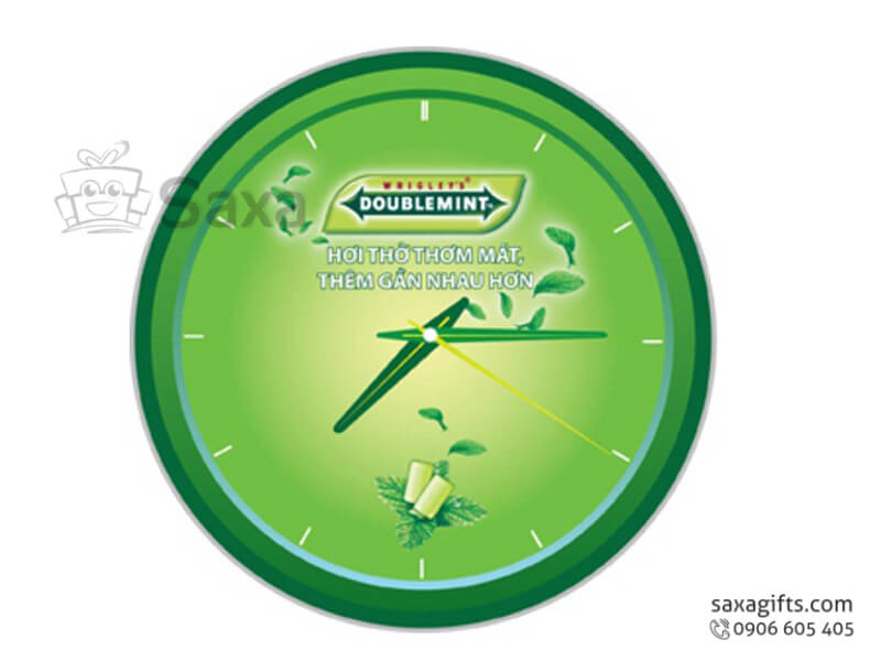 Đồng hồ treo tường in logo hình tròn không số của Doublemint