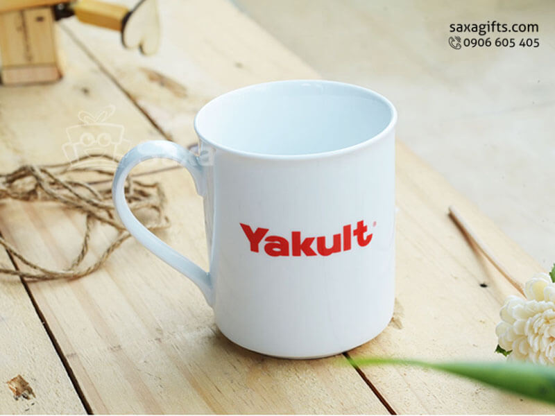 Ly sứ in logo Yakult hiệu CK nhập khẩu tay cầm hình dấu hỏi