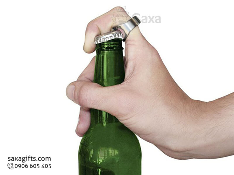 Khui bia in logo kim loại kiểu dáng nhẫn đeo tay