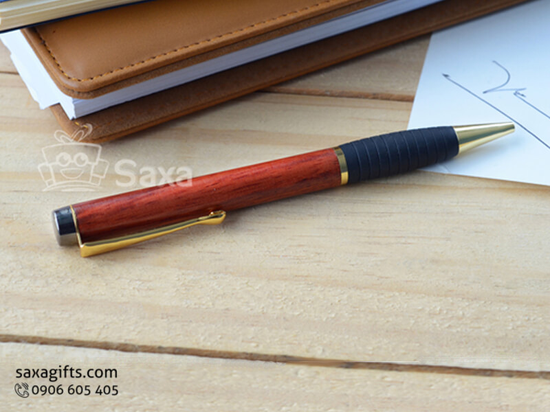 Bút ký gỗ in logo kiểu xoay màu đỏ sang trọng