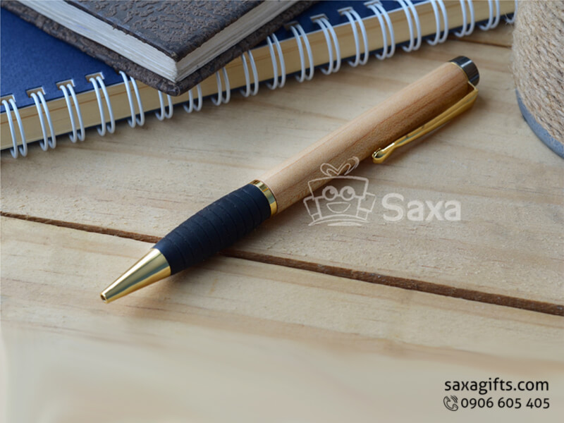 Bút ký gỗ in logo nắp xoay phối cao su cao cấp