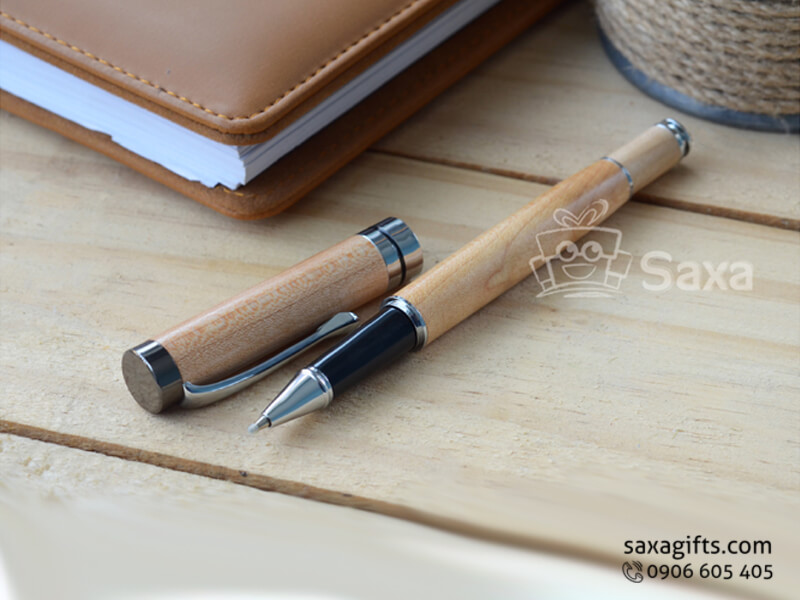 Bút ký gỗ in logo kiểu nắp rời phối kim loại bạc