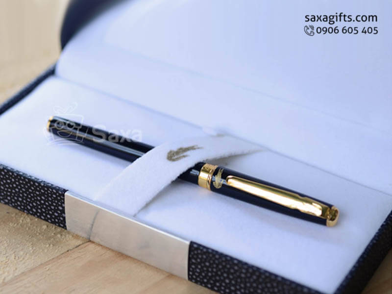 Bút ký kim loại in logo màu đen nắp rời hiệu Crocodile