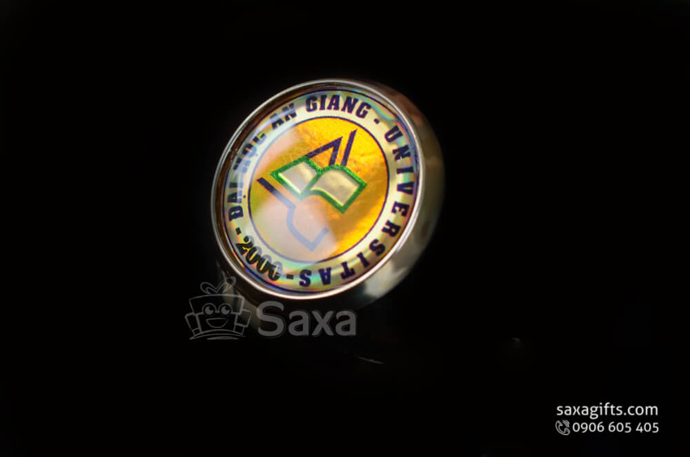 Huy hiệu cài áo in logo trường đại học giá rẻ