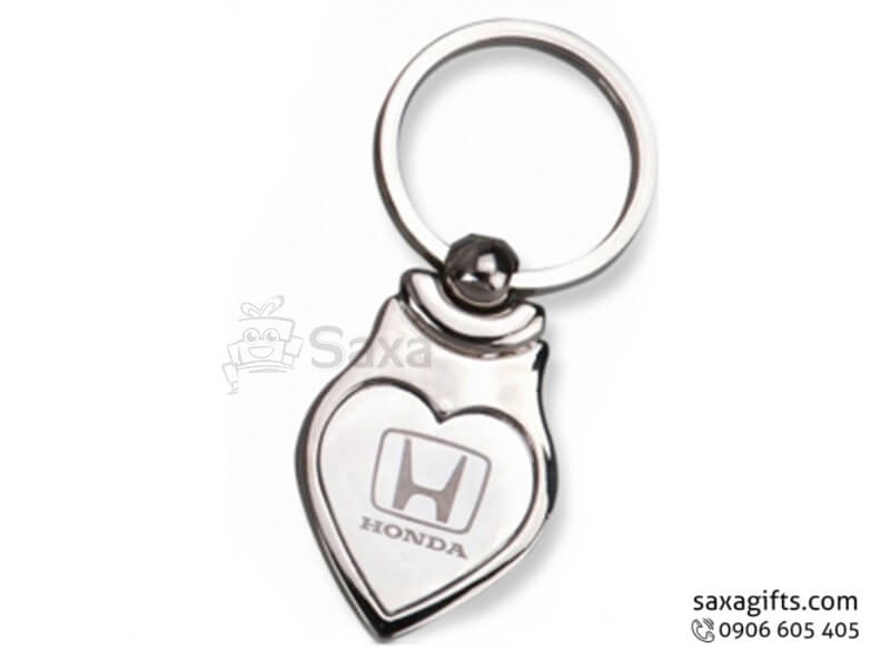 Móc khóa kim loại in logo đúc hình trái tim  Móc khóa kim loại in logo đúc hình trái tim (Metal Keychain) thương hiệu ô tô Honda được khắc ở bên trong trái tim nhỏ, khắc logo và tên doanh nghiệp. Hình dáng bề mặt chính là trái tim nhỏ - to, có một khoen nối với móc khóa cứng cáp. Một quà tặng nhỏ nhưng lại ý nghĩa với hình dáng trái tim như trái tim của doanh nghiệp gửi đến khách hàng. Doanh nghiệp có thể đặt mẫu này trong hộp giấy mỹ thuật có ép kim logo để quà tặng thêm sang trọng. Khách nên dùng quà tặng móc khóa kim loại in logo làm quà tặng khách hàng  Tên sản phẩm: Móc khóa kim loại in logo đúc hình trái tim (Metal Keychain) - Mã sản phẩm: MK010 - Kiểu dáng: Móc khóa kim loại in logo hình trái tim to – nhỏ lồng vào nhau có khoen nối với móc khóa cứng cáp, kích thước nhỏ gọn. Hoặc khách có thể đặt in logo móc khóa kim loại theo mẫu riêng của mình. - Màu sắc: Kim loại cứng cáp sáng bóng - Chất liệu: Inox chống gỉ, độ dày vừa phải - Kích thước: Kích thước trung bình 2.5 x 4 cm - Công nghệ in ấn quảng cáo: Dùng công nghệ khắc laser để khắc trực tiếp trên bề mặt kim loại với logo và tên doanh nghiệp. Đối với móc khóa kim loại, Saxa khuyến khích khách hàng dùng công nghệ khắc laser để hình ảnh được bền đẹp và tinh tế hơn. - Số lượng đặt tối thiểu: 500 cái - Thời gian giao hàng: 30 ngày  Nếu bạn đang cần báo giá cho sản phẩm móc khóa kim loại in logo này, gọi ngay hotline 0906 605 405 hoặc truy cập danh mục quà tặng móc khóa kim loại để tìm thêm nhiều sản phẩm quà tặng cho khách hàng hơn.